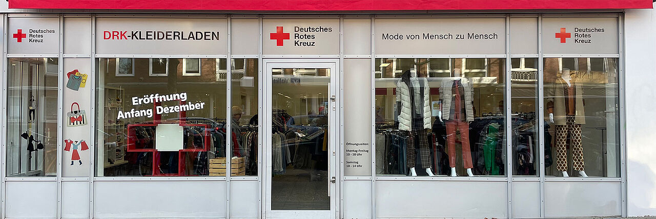 DRK-Kleiderladen Hammer Straße Schaufenster eines Ladenlokals mit Kleiderpuppen und Rotem Kreuz
