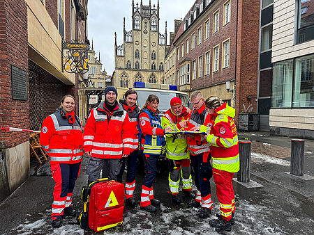 Sanitätsposten am Michaelisplatz Sanitäterinnen und Sanitäter des Roten Kreuzes vor einem Einsatzfahrzeug
